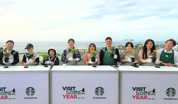 26일 제주한담해변DT점에서 한국관광공사 이학주 국제관광본부장(왼쪽 첫 번째), 문화체육관광부 장미란 제2차관(왼쪽 네 번째), 스타벅스 정윤조 운영담당(왼쪽 여섯 번째)이 외국인 관광객들과 커피박 화분에 모종심기 후 기념 촬영을 하고 있다.