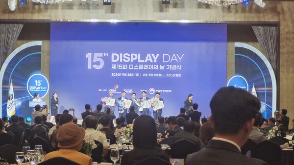 15회 디스플레이의 날에서 정부포상 수상자들이 기념촬영을 하고 있다. 사진=백상일 기자