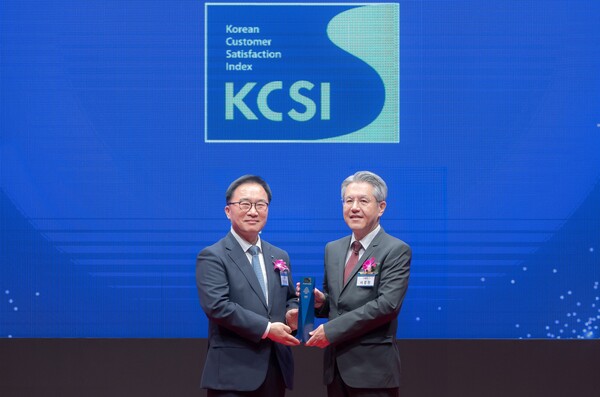 26일 서울 중구 신라호텔에서 진행된 2024 한국산업의 고객만족도(KCSI) 시상식에서 서장원 코웨이 대표이사(오른쪽)와 한수희 한국능률협회컨설팅 대표이사(왼쪽)가 기념촬영을 하고 있다. 사진= 코웨이