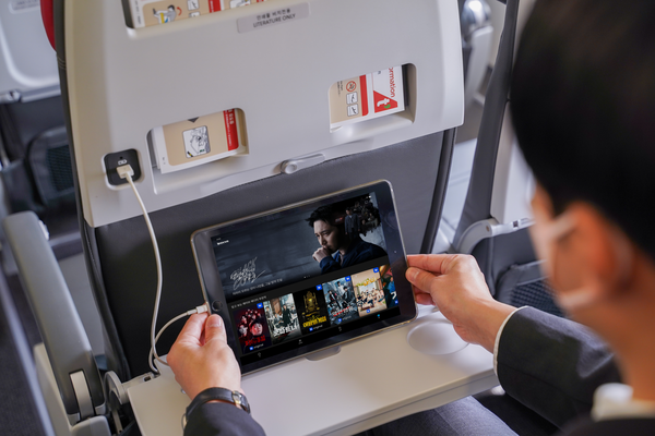 티웨이항공이 기내 엔터테인먼트 서비스 확대 차원에서 예약 고객 및 탑승객을 대상으로 OTT 서비스 웨이브 이용권 증정 프로모션을 진행한다고 27일 밝혔다. 사진= 티웨이항공