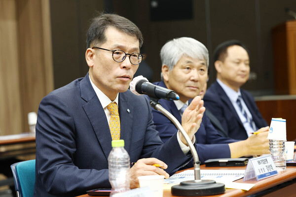 27일 광주상공회의소에서 열린 중소기업 현장 간담회에서 김성태 IBK기업은행장이 중소기업 대표들과 대화 하고 있다. 사진=IBK기업은행