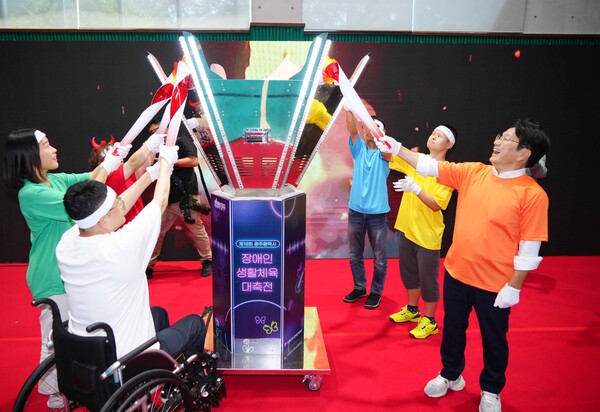 강기정 광주광역시장이 27일 서구 장애인국민체육센터에서 열린 ‘제18회 광주시 장애인생활체육대축전 개회식’에 참석해 5개 자치구 대표선수들과 성화봉송을 한 뒤 점화식을 하고 있다. / 사진=광주광역시