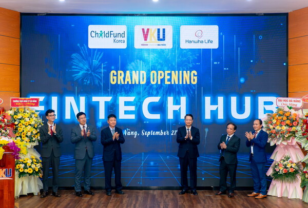 한화생명이 지난 27일 베트남 다낭에 위치한 한베 ICT 대학교에서 ‘핀테크 허브’ 개소식 및 전공 개설 기념식을 개최했다. 행사 관계자들이 기념 촬영을 하고 있다.  (사진 왼쪽부터) 한화생명 황준환 베트남법인장, 한화생명 김상일 CSR전략팀 상무, 베트남 다낭 주재 강부성 한국총영사, 다낭시 응오 쑤언탕(Ngo Xuan Thang) 인민위원장, 국립다낭대학교 응위옌 응옥 부(Nguyen Ngoc Vu) 총장, 한베ICT대학교 후잉 꽁 팝(Huynh Cong Phap) 총장/ 사진=한화생명