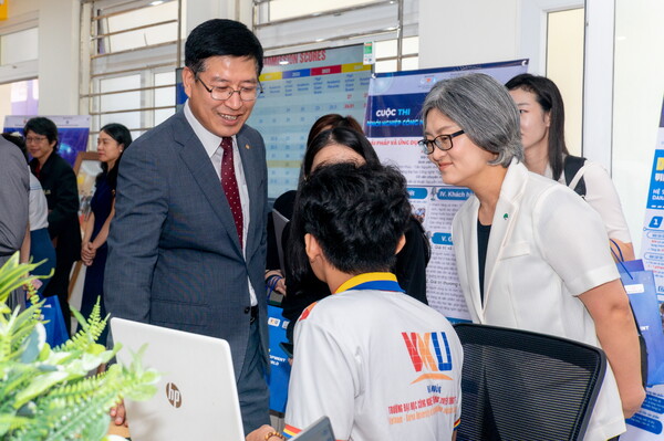 한화생명의 후원으로 새롭게 설치된 ‘핀테크 허브’에서 학생과 관계자들이 대화하고 있다. (사진 왼쪽) 한화생명 김상일 CSR전략팀 상무, (사진 오른쪽) 초록우산 어린이재단 김진 국제사업본부장 / 사진=한화생명