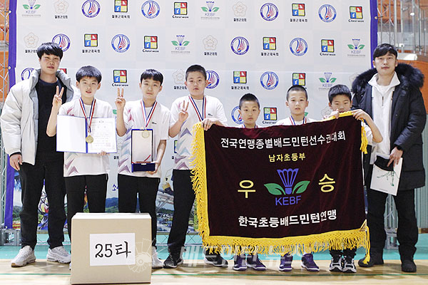 2022 전국연맹종별배드민턴선수권대회 남자초등부 단체전 우승을 차지한 당진초등학교. 사진= 더페어 사진DB