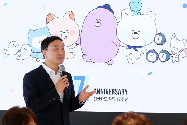 지난 27일 서울 중구 신한카드 본사에서 열린 신한카드 창립 17주년 기념식에서 신한카드 문동권 사장(왼쪽에서 첫번째)이 공로상 수상 직원들과 함께 기념사진을 촬영하고 있다. / 사진=신한카드