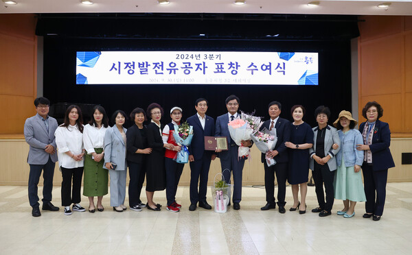 충주시는 지난달 30일, 시청 3층 대회의실에서 시정발전 유공자에 대해 표창 수여식을 진행했다. 사진= 충주시