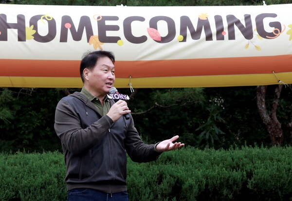 최태원 SK 회장이 3일 경기도 이천 SK텔레콤 인재개발원에서 열린  한국고등교육재단 홈커밍데이 행사에 참석해 환영사를 하고 있다.   / 사진=SK제공