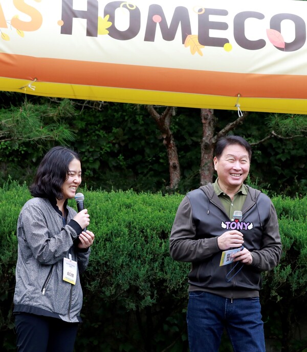 최태원 SK 회장(사진 오른쪽)이 3일 경기도 이천 SK텔레콤 인재개발원에서 열린 한국고등교육재단 홈커밍데이 행사에서 참석자와  대화를 나누고 있다. /사진=SK제공