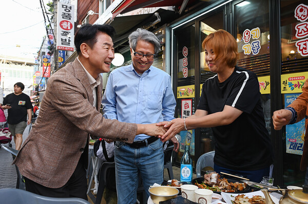 김동근 시장이 10월 1일 ‘2024 제2회 가능 야식해 축제’에 참석해 상인 및 시민들과 소통하고 있다. / 사진=의정부시