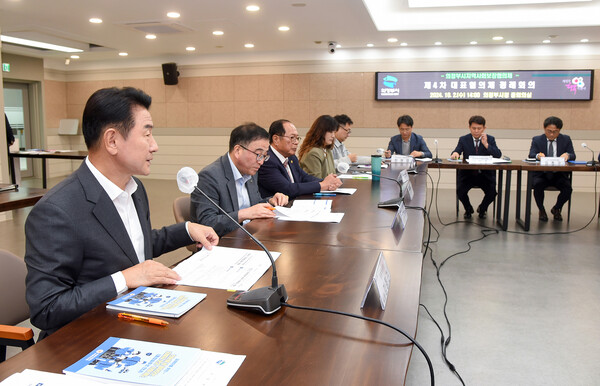 김동근 시장이 10월 2일 시청 중회의실에서 ‘제10기 의정부시지역사회보장협의체 제4차 정례회의’를 진행하고 있다. 사진= 의정부시