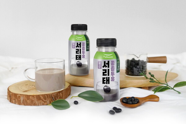  풀무원녹즙은 국산 서리태를 통째로 갈아 콩의 풍부한 맛과 영양을 한 병에 담은 ‘서리태 콩즙 두유’를 출시했다고 4일 밝혔다. 사진=  풀무원