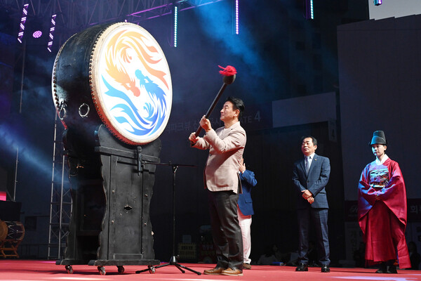 의정부시는 화합과 소통의 역사를 간직한 ‘제39회 회룡문화제’를 10월 5일부터 6일까지 호원동 회룡사입구 사거리 특설무대를 중심으로 성황리에 마쳤다. 사진= 의정부시