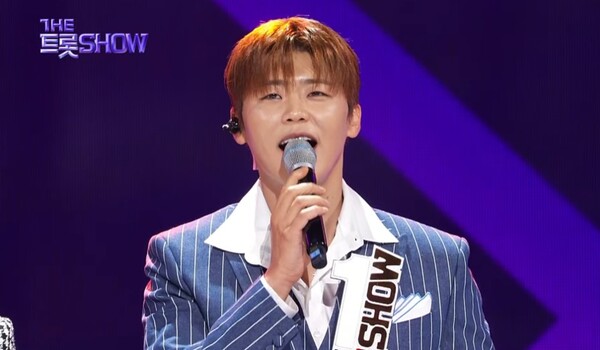 박지현은 7일 오후 방송된 서울 상암 SBS프리즘타워에서 열린 SBS FiL·SBS M '더트롯쇼'에서 '깜빡이를 키고 오세요'로 이찬원과 박서진을 제치고 1위를 차지했다.  사진= SBS FiL·SBS M '더트롯쇼' 영상캡처