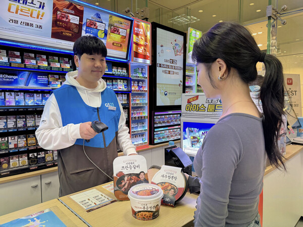 GS25에서 모델이 GS25X이연복 쉐프 콜라보 상품을 구입하고 있다. 사진= GS25