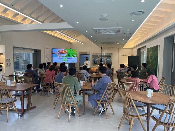  풀무원 아카데미 체험 프로그램에 참여한 풀무원 우수협력기업 임직원들이 올바른 식습관 형성을 위한 식생활 강의를 듣고 있다. 사진=  풀무원