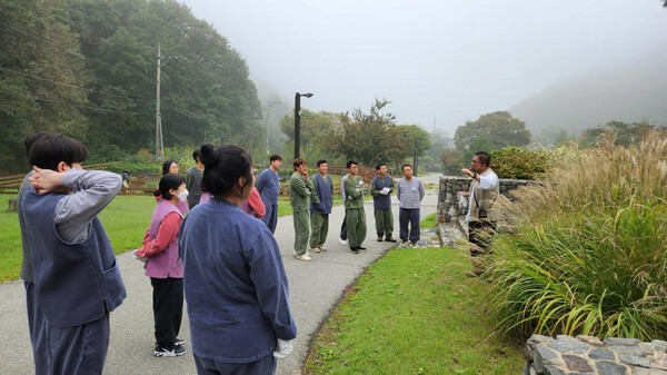 산림치유 프로그램에 참여한 풀무원 우수협력기업 임직원들이 강사의 설명을 주의깊게 듣고 있다. 사진= 풀무원