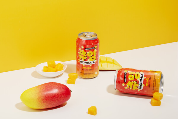  GS25와 카브루(KABREW, 대표 박정진)가 국내 최초로 선보인 코코넛 젤리 하이볼 ‘츄잉 하이볼’의 신규 플레이버인 ‘츄잉 하이볼 망고’를 새롭게 출시한다고 10일 밝혔다. 사진=  GS25