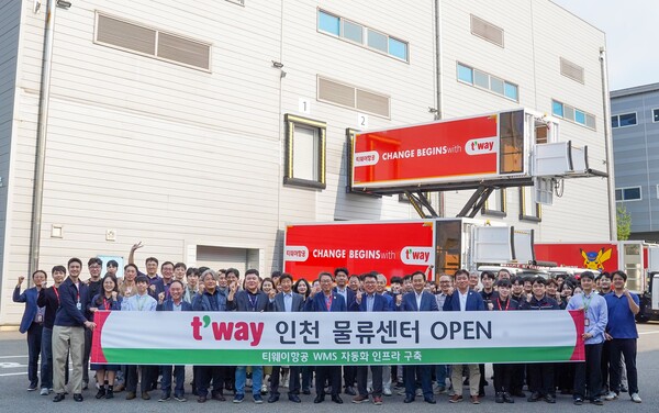 지난 8일 오후 인천공항 내 티웨이항공 기내 판매 인천 물류센터에서 열린 신규 오픈식에 참석한 정홍근 티웨이항공 대표이사를 비롯한 임직원 및 관계사 임직원들이 기념 사진을 촬영하고 있다. / 사진=티웨이항공