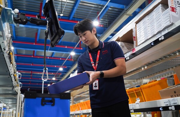 인천공항 내 티웨이항공 기내 판매 인천 물류센터에서 티웨이항공 관계사 임직원이 업무를 수행하고 있다. / 사진=티웨이항공