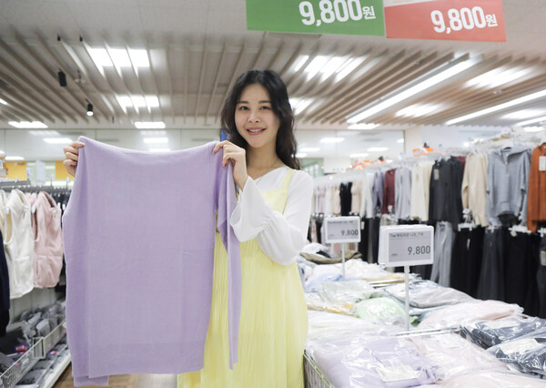 이마트의 패션 PB(자체 브랜드)인 데이즈가 여성의류 ‘The 부드러운 니트’를 출시했다고 11일 밝혔다. 사진= 이마트