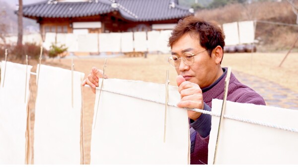 전주시는 △사기장 이명복 △시조창 임환 △지장 최성일 △지호장 박갑순 등 4명이 전북특별자치도 무형유산 보유자로 지정됐다고 11일 밝혔다.  이미지는 지장 최성일. 사진= 전주시