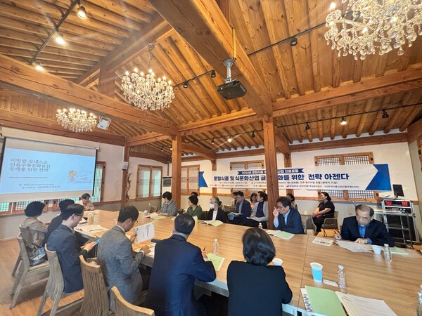 전주시는 지난 10일과 11일 이틀간 전북대학교 JBNU인터네셔널센터와 왕의지밀에서 전문가와 연구자, 학생 등 100여 명이 참석한 가운데 비빔밥의 유네스코 등재를 위한 전략 등을 함께 모색하는 ‘2024년도 로컬식품 및 식문화산업 진흥포럼’을 개최했다. 사진= 전주시