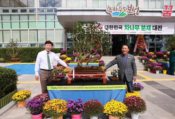 ‘제2회 대한민국 차나무 분재대전’ 에서 금상 작품을 감상하고 있다. (오른쪽) 김철우 군수, 9인쪽) 보성차나무분재협회 임봉현 회장). 사진= 보성군