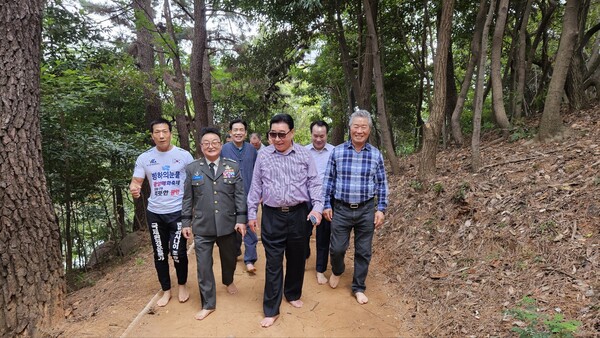 광양시는 조승환 홍보대사가 김동주 대한민국헌정회 운영위원회 의장, 장옥권 중국 세계일대일로 공소연맹 주석, 조기순 대한씨름협회 국제위원장, 박종만 맨발걷기운동본부 광양지회장과 함께 마동생태호수공원을 찾아 맨발 황톳길을 홍보했다고 14일 밝혔다. 사진= 광양시
