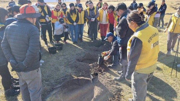 포레스트 투모로우' 식재 교육을 듣는 이마트 몽골 임직원의 모습. 사진= 이마트