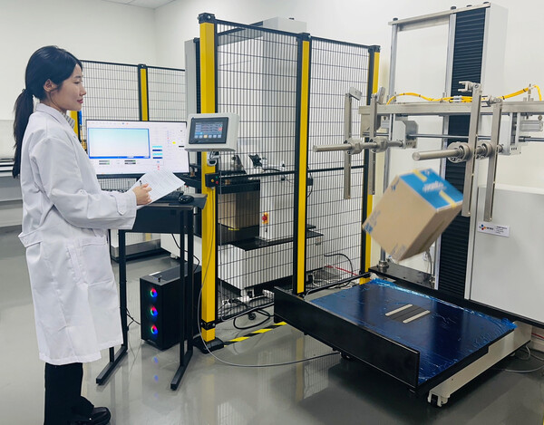 CJ대한통운은 자사의 패키징혁신센터가 산업통산자원부 국가기술표준원 산하 한국인정기구로부터 물류 패키징 안전성을 테스트하는 국제 공인 시험기관으로 인정받았다고 15일 밝혔다. 사진= CJ대한통운