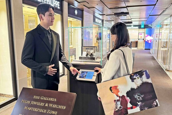 한화갤러리아가 백화점 현장 근무 직원들의 유니폼을 새 디자인으로 전면 교체했다. 사진= 갤러리아