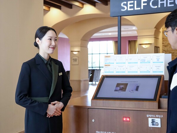 한화리조트 설악 쏘라노에서 새 유니폼을 입은 직원이 고객을 응대하고 있다 / 사진=한화호텔앤드리조트