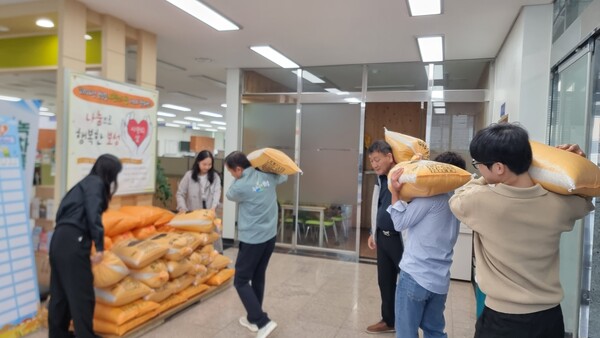 지난 14일 ‘사랑의 쌀 나누미(米) 캠페인’을 통해 보성군 보성읍 행정복지센터(읍장 김기성)에 행복 나눔 사랑의 쌀이 차곡차곡 쌓이고 있다. 사진= 보성군