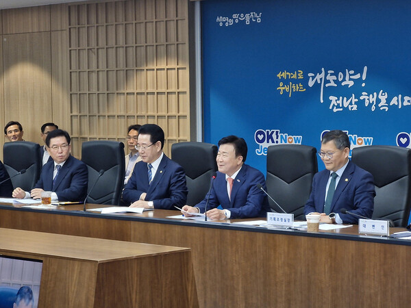 15일 여수시에 따르면, 정기명 여수시장은 지난 14일 오전 전남도청 동부청사에서 열린 동부권 정책회의 및 기자간담회에 참석, 김영록 전라남도지사에게 섬박람회 도비 추가 지원을 건의했다. 사진= 여수시