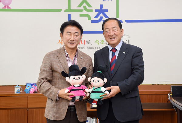 김동근 시장이 10월 15일 이병선 속초시장에게 의정부시 마스코트 ‘의돌이와 랑이’ 인형을 선물하고 있다. / 사진=의정부시