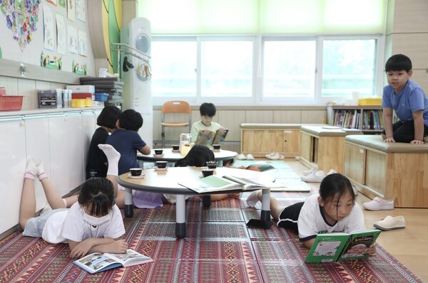 해남 계곡초등학교 학생들 책 읽는 모습. / 사진=전라남도교육청