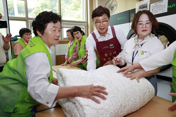 ‘복지600’사업으로 ‘사랑 나눔 이불 빨래방’을 김철우 군수와 함께 하고 있다. 사진= 보성군