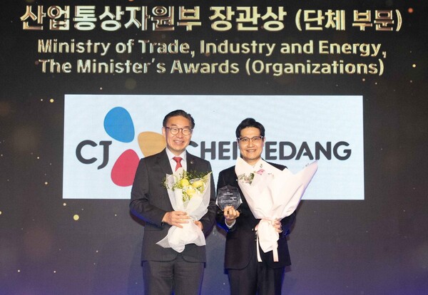 김주석 CJ제일제당 법무실장(오른쪽)과 김완기 특허청장이 2024 기업지식재산대상 수상 기념사진 촬영을 하고 있다. 사진= CJ제일제당