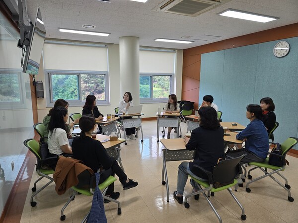 전문적 학습공동체 방향을 논의 중인 교사들 / 사진=광주시교육청