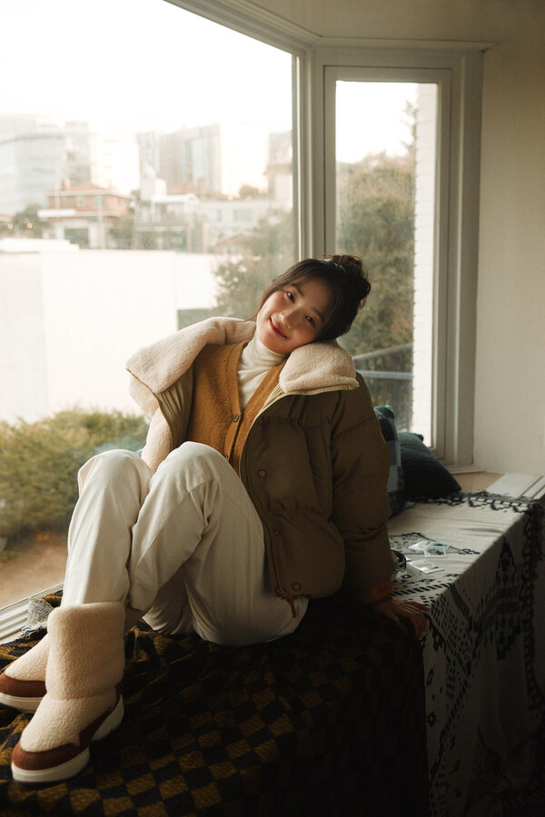 ㈜하이라이트브랜즈가 전개하는 브랜드 코닥어패럴이 배우 김혜윤을 브랜드의 새로운 뮤즈로 발탁하고, 2024 겨울 시즌을 겨냥한 ‘코닥 브라우니 컬렉션’ 화보와 덕 다운 신제품을 공개했다. 사진= 코닥어패럴