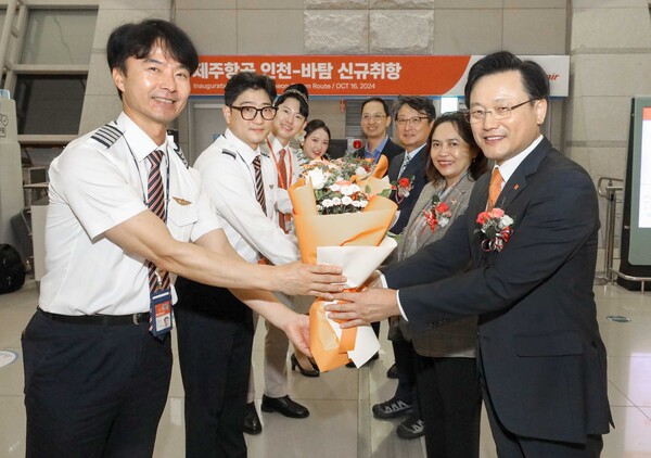 10월16일 오후 인천국제공항에서 진행된 제주항공 인천~바탐 노선 신규취항식에 참석한 김이배 대표이사(사진 오른쪽 맨 앞) 등 내·외빈들이 승무원들에게 꽃다발을 전달하고 있다. / 사진=제주항공