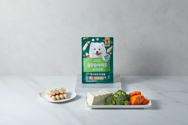 풀무원식품은 펫푸드 브랜드 풀무원아미오가 풀무원의 두부를 넣어 만든 ‘자연담은 반려견 간식 채소쏙쏙 두부봉’을 출시했다고 18일 밝혔다. 사진= 풀무원
