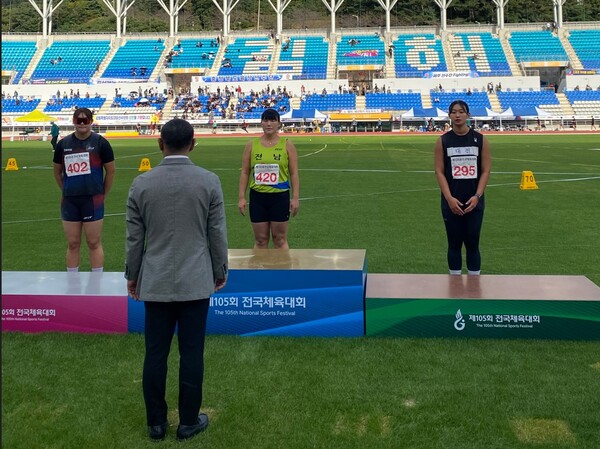 여자일반부 해머던지기 박서진 선수가 전국체전 금메달 6연패를 달성했다. 박서진 선수(가운데) / 사진=목포시