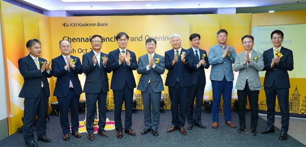 지난 16일 열린 인도 첸나이와 푸네 지점 개점식 행사에 KB국민은행 및 현지 관계자가 기념촬영하고 있다. / 사진=KB국민은행