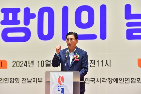 장성군이 17일 홍길동체육관에서 ‘제45회 전라남도 흰지팡이의 날’ 기념식을 개최했다. 축사 중인 김한종 군수 / 사진=장성군