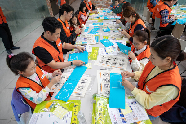 호반사랑나눔이, 점자촉각교구재 제작 봉사활동 모습 / 사진=호반그룹