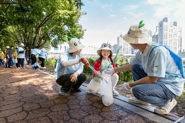 코웨이가 지난 19일 지역사회 환경 정화를 위해 안양천 리버 플로깅 활동을 진행했다고 21일 밝혔다.  사진= 코웨이