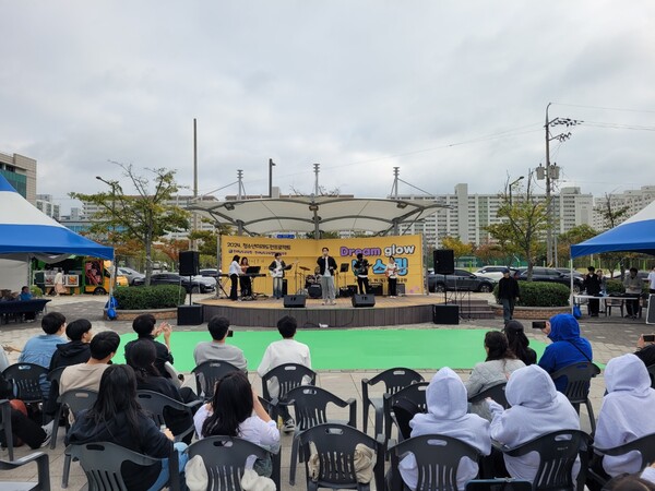 19일 목포시 노을공원 야외무대에서 ‘청소년미래도전프로젝트 Dream glow 버스킹’이 열렸다. 사진은 청미프 활동팀 공연 모습 / 사진 = 전남교육청