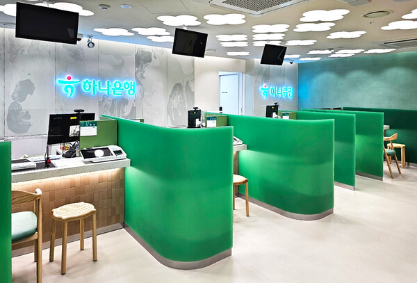 네이버그린팩토리점’의 인테리어가 하나금융그룹과 네이버의 시그니처 컬러인 그린 컬러를 통일감 있게 적용돼 있다. 사진=하나은행